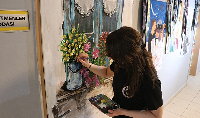 Eski eşyalar öğrencilerin elinde sanat eserine dönüştü