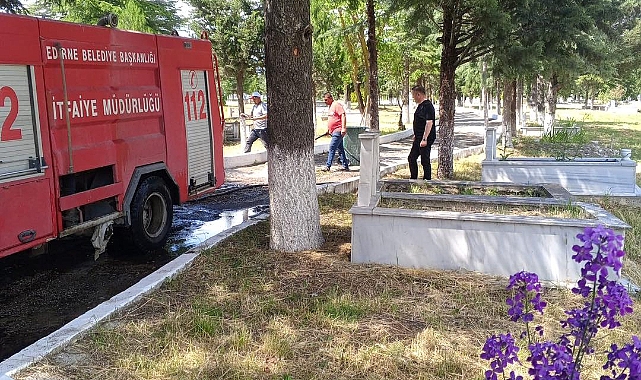 Lalapaşa Mezarlığında Bayram Öncesi Bakım ve Temizlik Çalışması