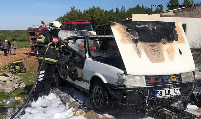 Park halindeki yanan otomobil kullanılamaz hale geldi