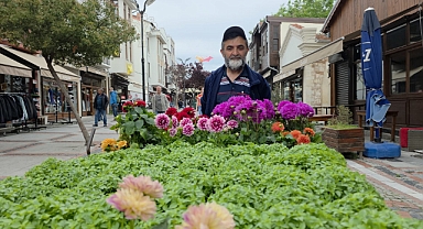 Saraçlar Caddesi’ni Çiçek Kokuları Sardı