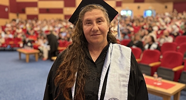 56 yaşında okuduğu bölümü birincilikle bitirdi