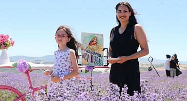 9 Yaşındaki Ressam Lavantayı Tuvale Taşıdı