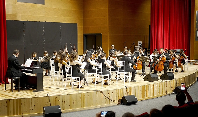 GENÇ MÜZİSYENLER YILSONU KONSERİNDE ALKIŞ TOPLADI