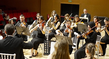 GENÇ MÜZİSYENLER YILSONU KONSERİNDE ALKIŞ TOPLADI