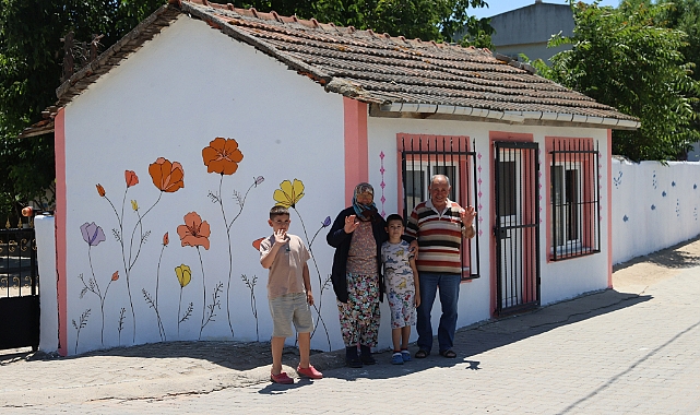 Sahil köyü renklendi