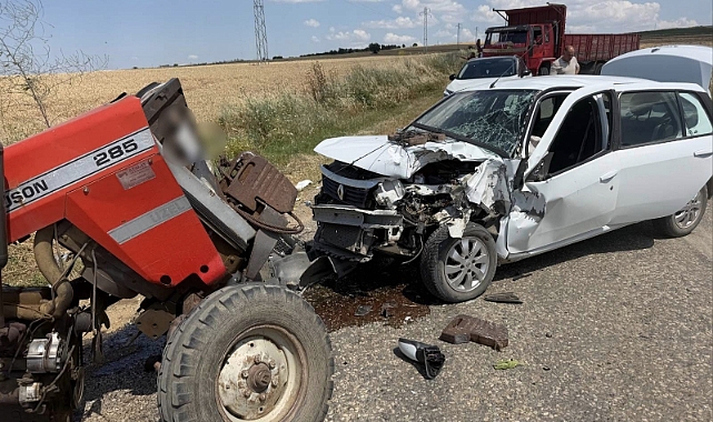 Traktörle otomobilin çarpıştığı kazada 2 kişi yaralandı