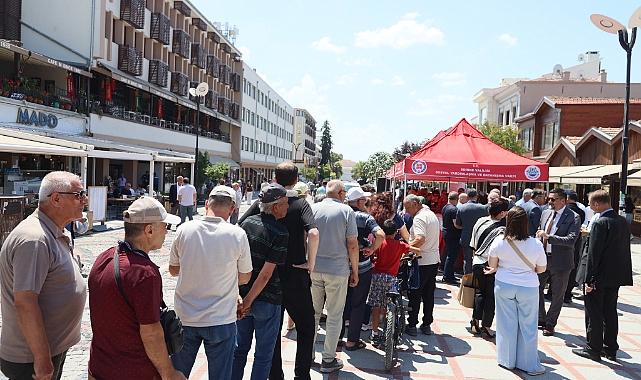 Vatandaşlara aşure ikram edildi