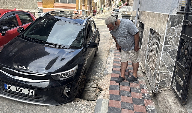 Çöken rögara tekerleği giren otomobilde hasar oluştu