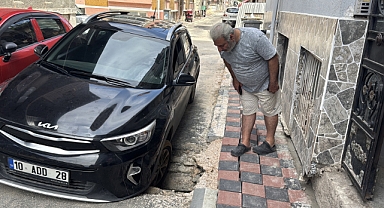 Çöken rögara tekerleği giren otomobilde hasar oluştu