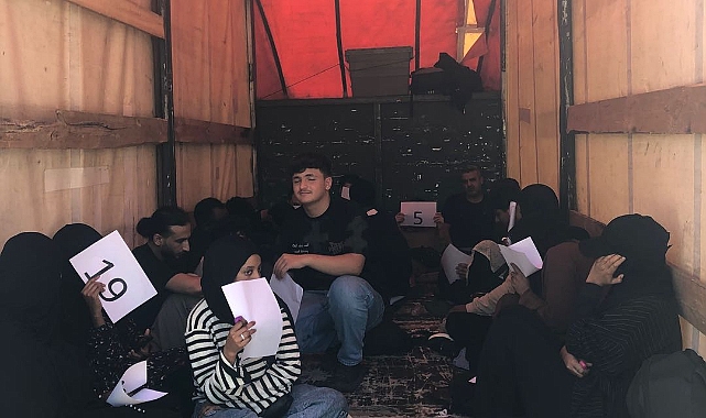  Kapalı Kasa Kamyonette 20 Düzensiz Göçmen Yakalandı