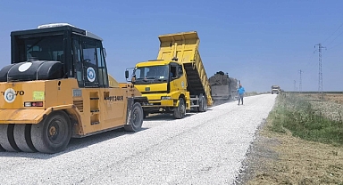 Köy yolları yenilenmeye devam ediyor
