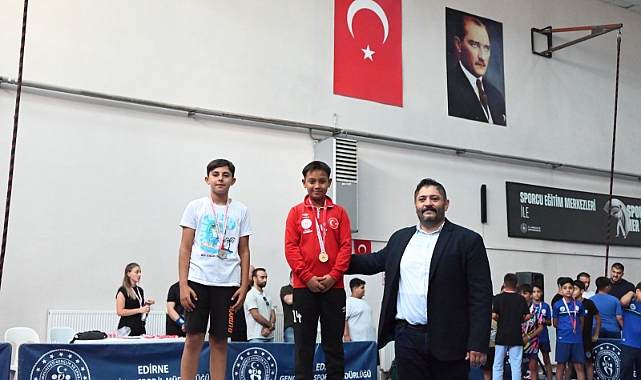 Minik Güreşçilerden Anlamlı Mücadele