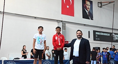 Minik Güreşçilerden Anlamlı Mücadele