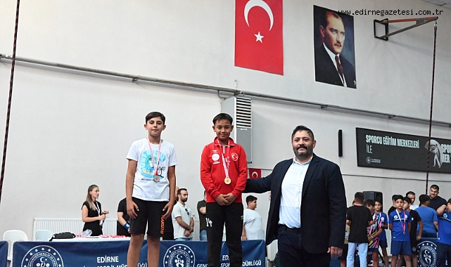 Minik Güreşçilerden Anlamlı Mücadele