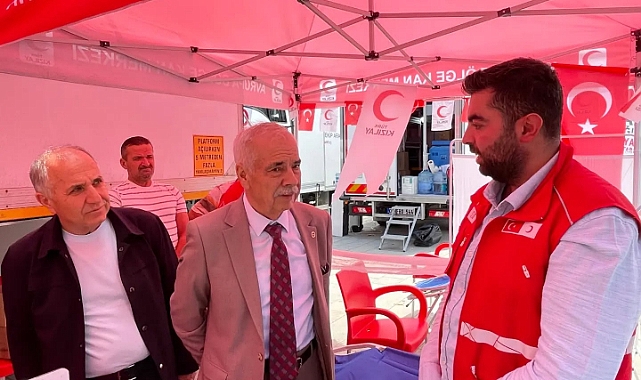 Özcan, Türk Kızılayı kan bağışı aracını ziyaret etti.