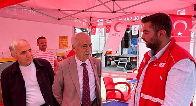 Özcan, Türk Kızılayı kan bağışı aracını ziyaret etti.