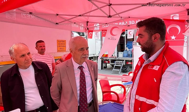 Özcan, Türk Kızılayı kan bağışı aracını ziyaret etti.