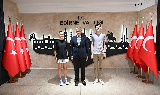 Vali Sezer, LGS'de tam puan alan öğrencileri tebrik etti