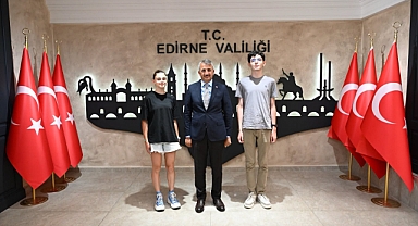 Valisi Sezer, LGS'de tam puan alan öğrencileri tebrik etti