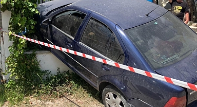 Edirne'de elektrik direğine çarpan otomobilde hasar oluştu