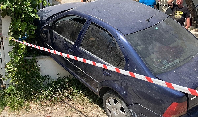 Edirne'de elektrik direğine çarpan otomobilde hasar oluştu