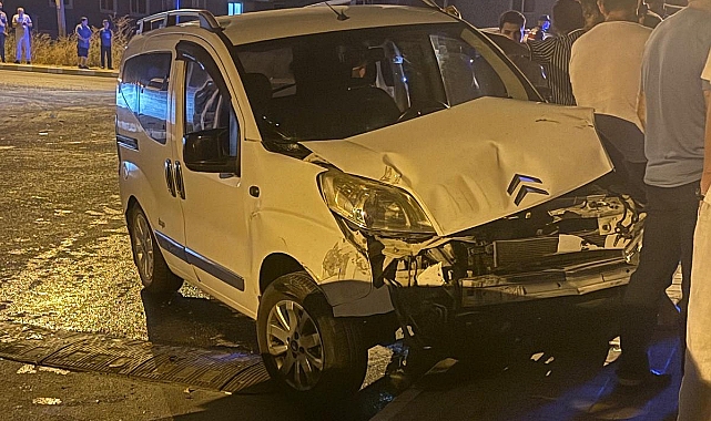 İki Araç Çarpıştı: 3 Yaralı