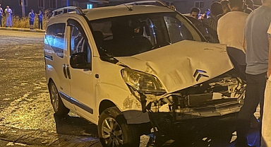 İki Araç Çarpıştı: 3 Yaralı