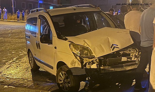 İki Araç Çarpıştı: 3 Yaralı