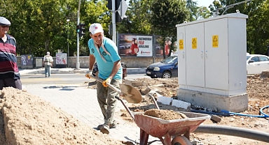 Kıyık Caddesi ve Atatürk Bulvarı'nda Düzenleme Çalışmaları Sürüyor