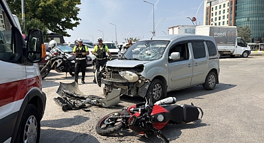 Motosiklet İle Araba Çarpıştı