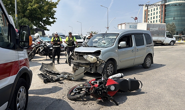 Motosiklet İle Araba Çarpıştı