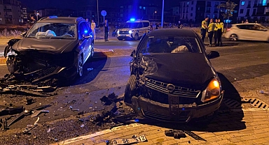 Otomobil ile SUV tipi araç çarpıştı, 8 kişi yaralandı
