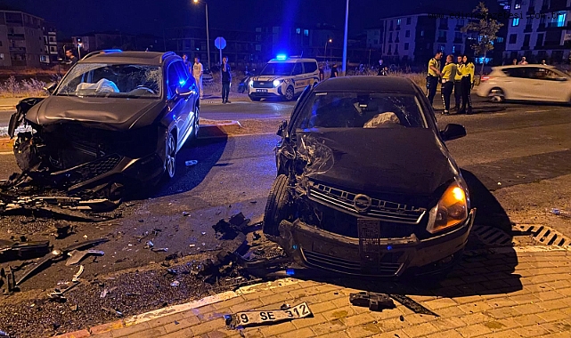 Otomobil ile SUV tipi araç çarpıştı, 8 kişi yaralandı