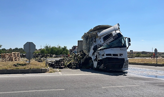 Tır devrilmesi sonucu yol ulaşıma kapandı