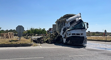 Tır devrilmesi sonucu yol ulaşıma kapandı
