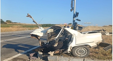 Trafİk ışığına çarpan otomobil ikiye bölündü