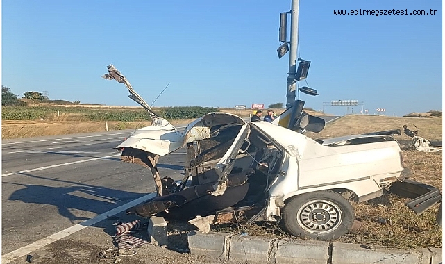 Trafİk ışığına çarpan otomobil ikiye bölündü