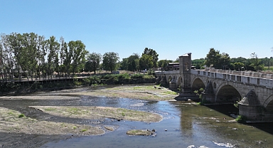 Tunca Nehri'nde debi düşünce kum adacıkları oluştu