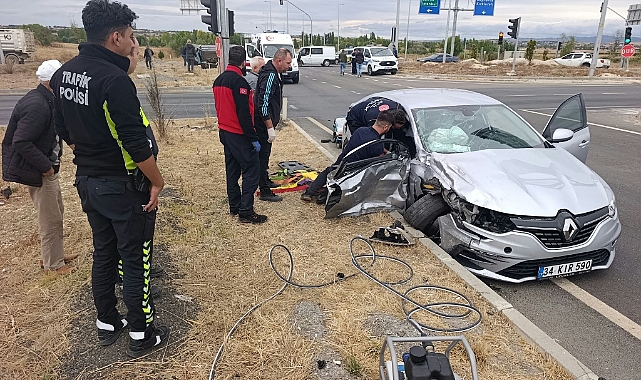 Otomobil ile Pikap Çarpıştı: 4 Yaralı