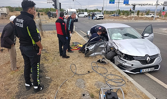 Otomobil ile Pikap Çarpıştı: 4 Yaralı