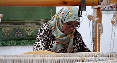 74 Yaşında Dokuma Tezgahında Hayat Buluyor