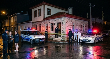 AYRILDIĞI KADININ EVİNE GELİP BIÇAKLADI