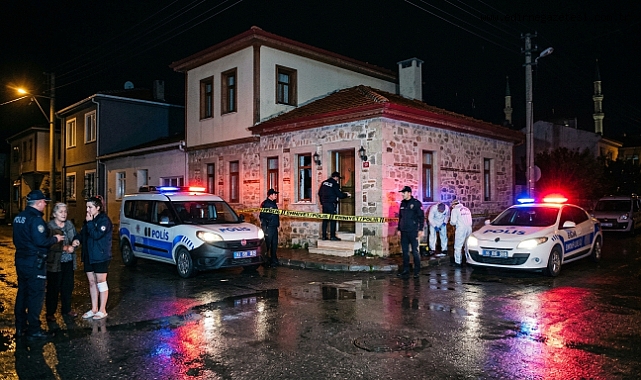 AYRILDIĞI KADININ EVİNE GELİP BIÇAKLADI
