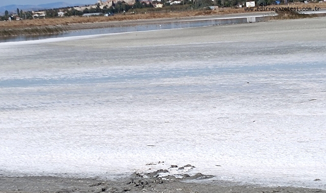 Enez’de Göl Kurudu, Tuz Tabakası Oluştu