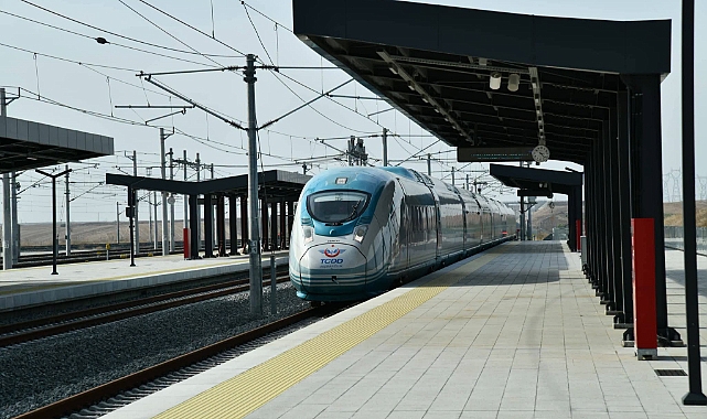 ERDOĞAN HIZLI TRENİ KULLANDI