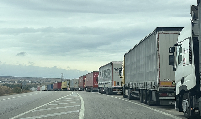 HAMZABEYLİ’DE 20 KİLOMETRELİK TIR KUYRUĞU