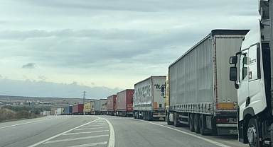 HAMZABEYLİ’DE 20 KİLOMETRELİK TIR KUYRUĞU