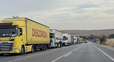 HAMZABEYLİ’DE 30 KİLOMETRELİK TIR KUYRUĞU