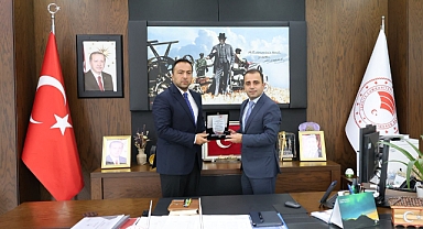 Köse’den Toğantimur'a plaket