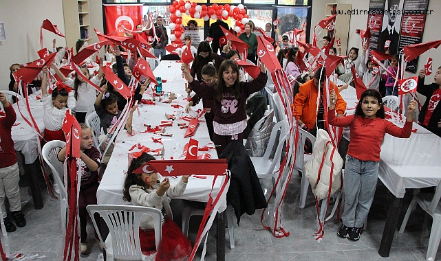 Minikler Cumhuriyet İçin Uçurtma Yaptı